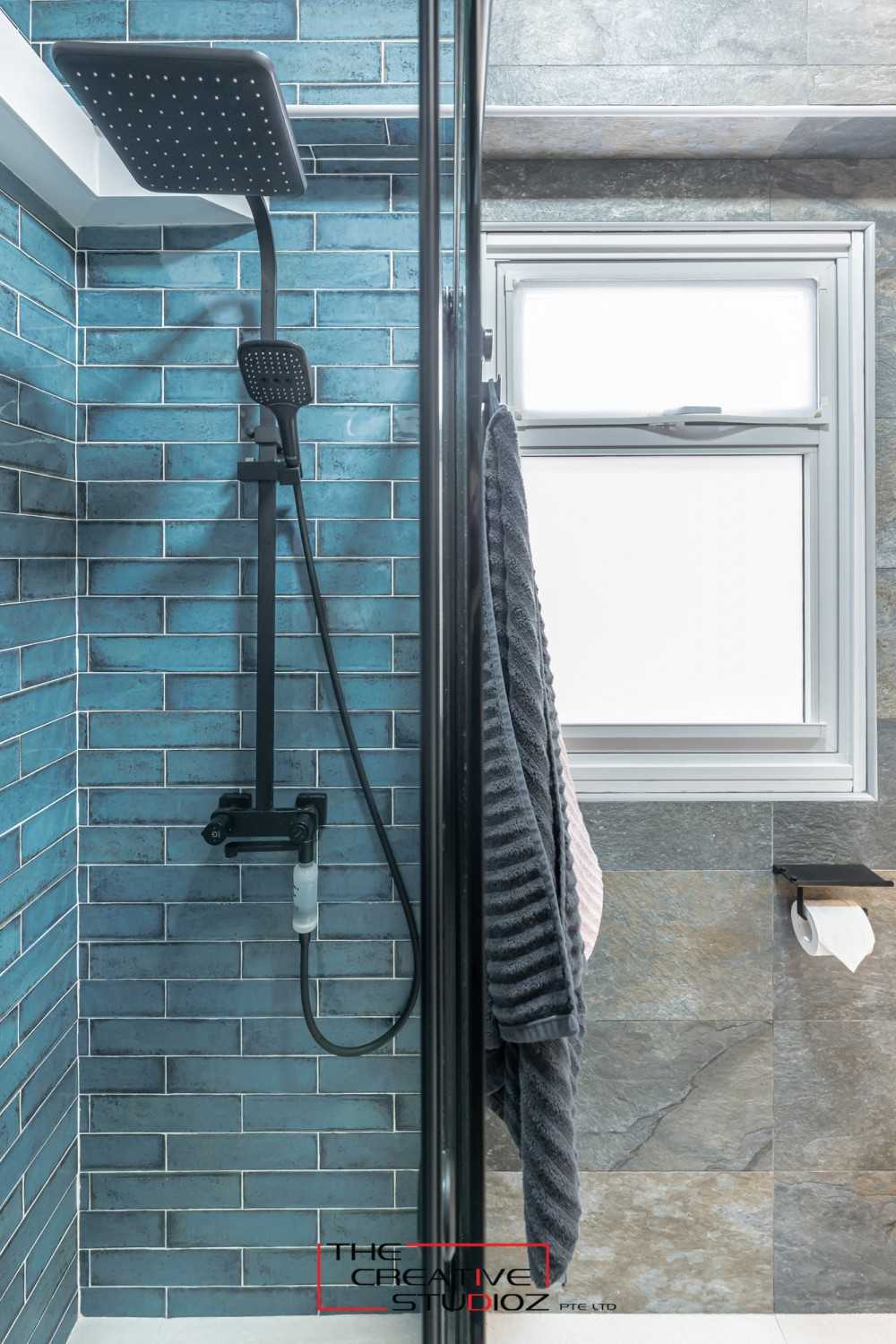 Modern Bathroom with Homogeneous Tiles and Shower Screen