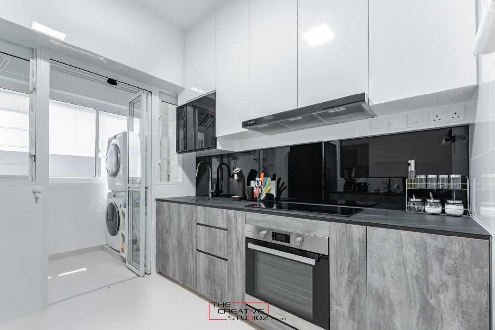 Modern Kitchen with Kitchen Backsplash and Kitchen Tap