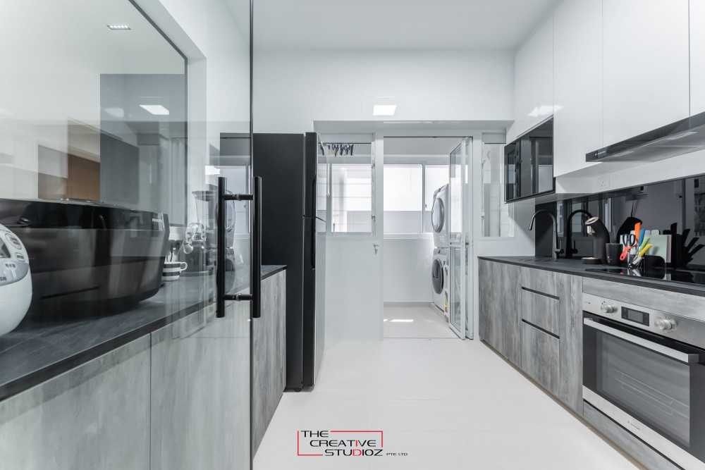 Modern Kitchen with Kitchen Backsplash and Kitchen Cabinets