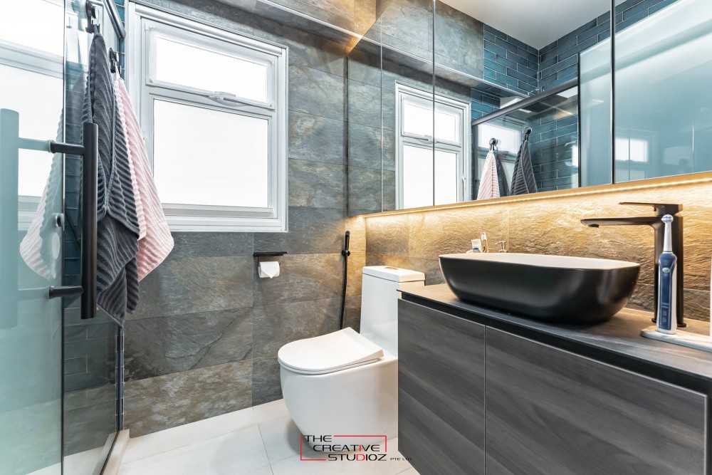 Modern Bathroom with Countertop and Homogeneous Tiles