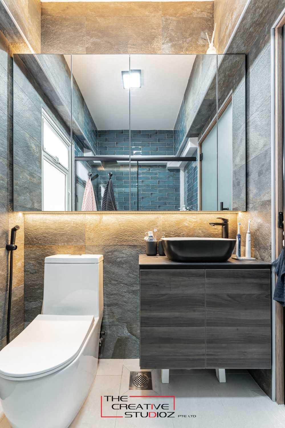 Modern Bathroom with Homogeneous Tiles and Shower Screen