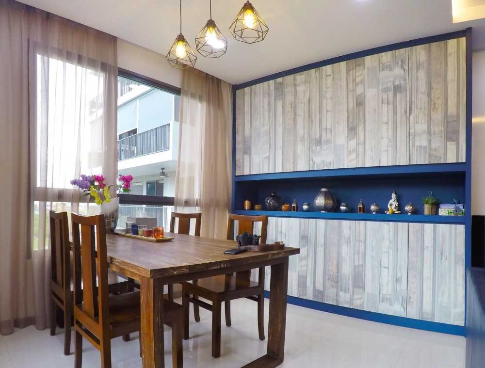 Industrial Dining Room with Dining Table and Dining Chairs