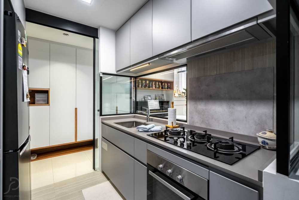 Modern Kitchen with Wood Flooring and Kitchen Window