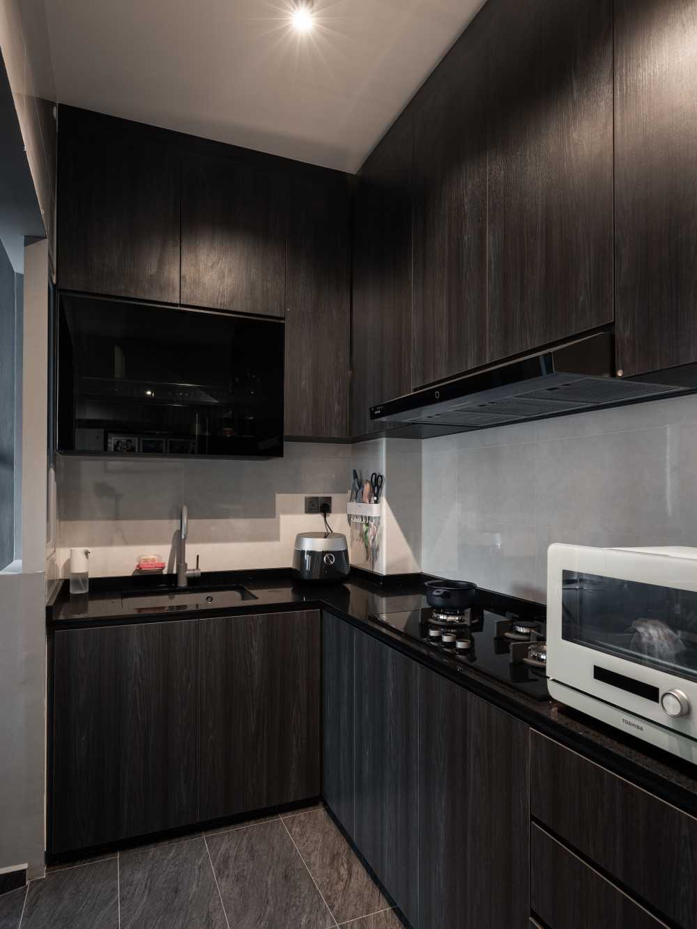 Contemporary Kitchen with Countertop and Homogeneous Tiles