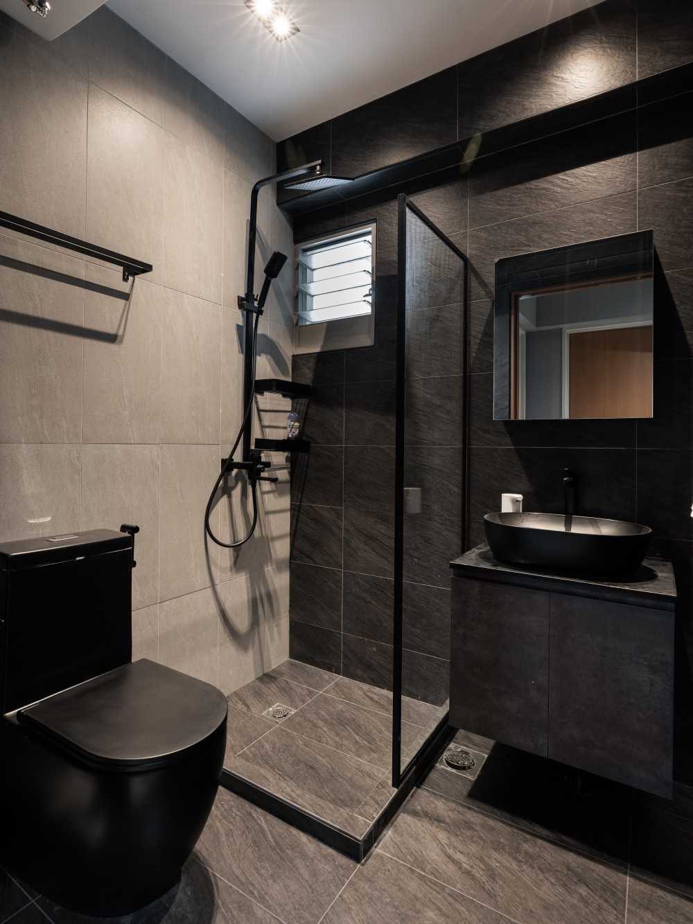 Contemporary Bathroom with Homogeneous Tiles and Shower Screen