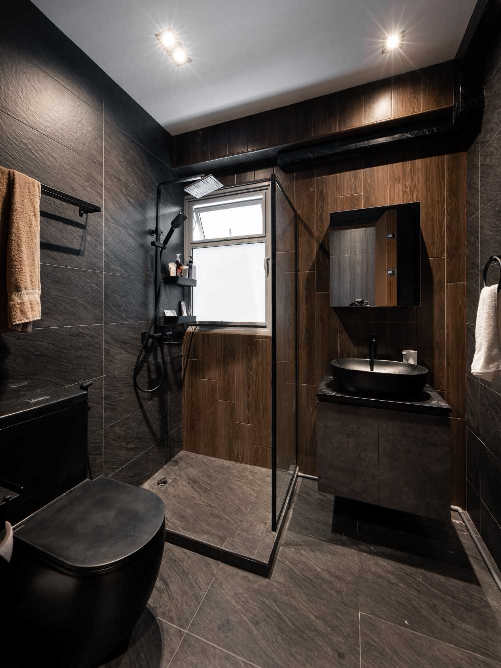 Contemporary Bathroom with Homogeneous Tiles and Shower Screen