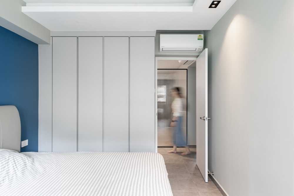 Minimalist Bedroom with Feature Wall and Wardrobe