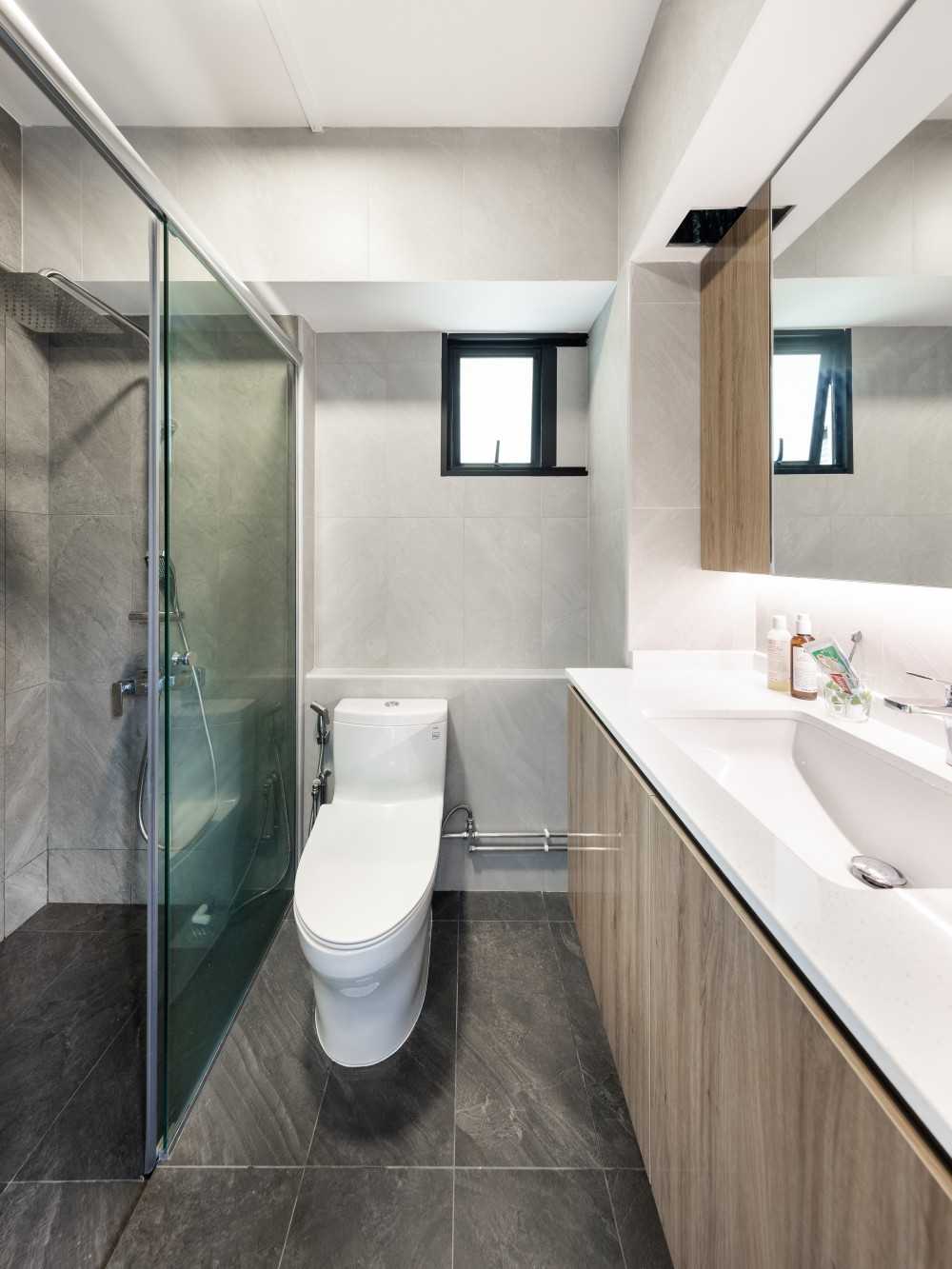 Minimalist Bathroom with Countertop and Homogeneous Tiles