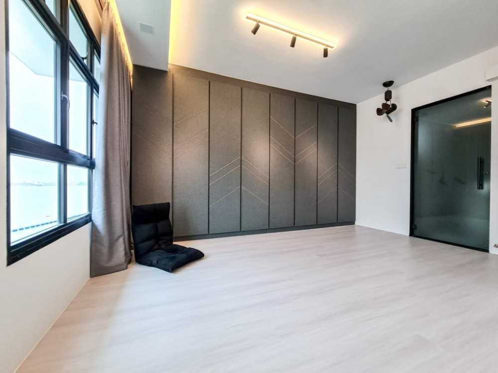 Modern Walk-in Wardrobe with Wardrobe and Small Storage