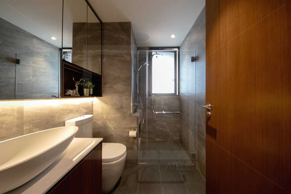 Modern Bathroom with Mirror and Showers