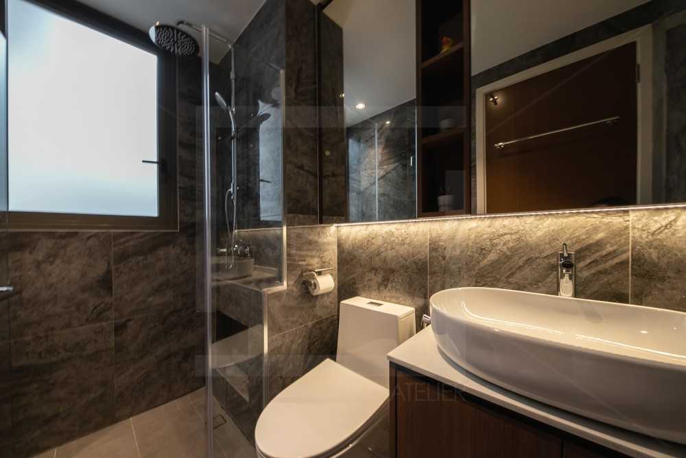 Modern Bathroom with Mirror and Bathroom Accessories