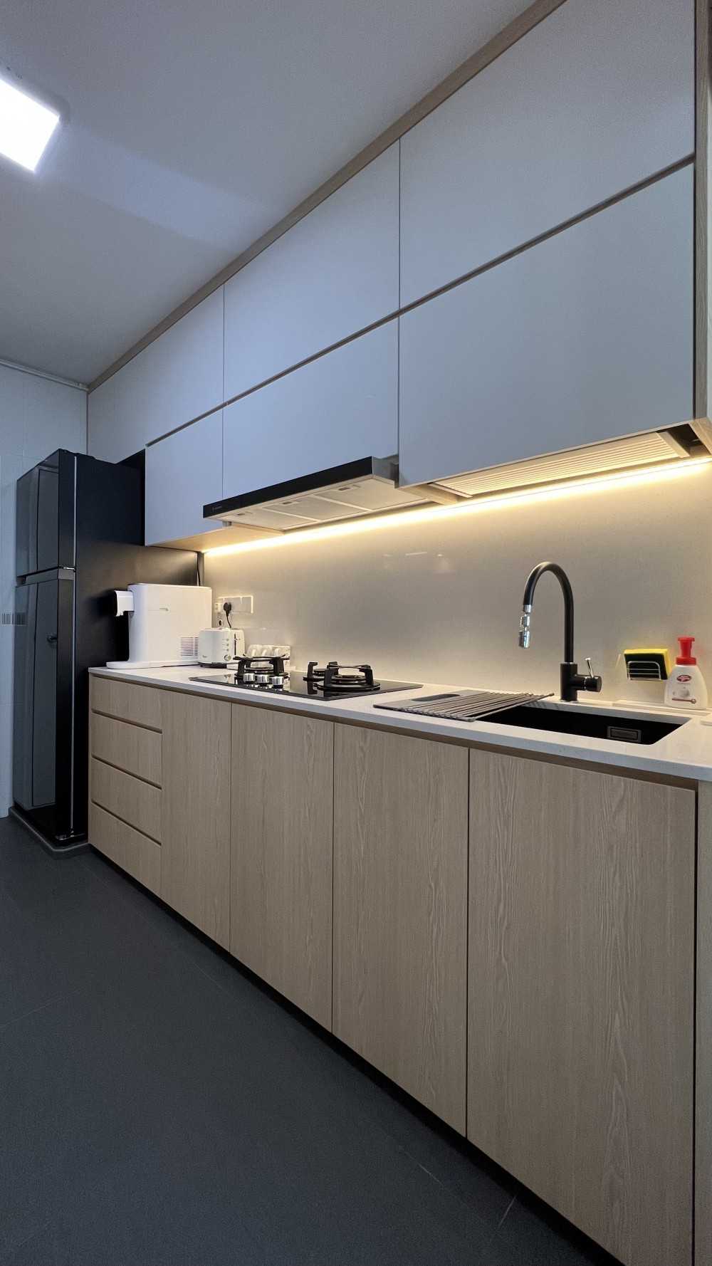 Scandinavian Kitchen with Homogeneous Tiles and Kitchen Backsplash