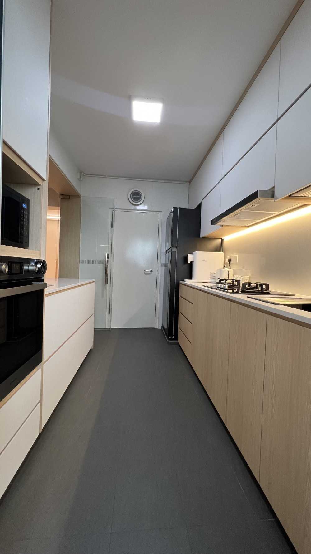 Scandinavian Kitchen with Homogeneous Tiles and Open Kitchen