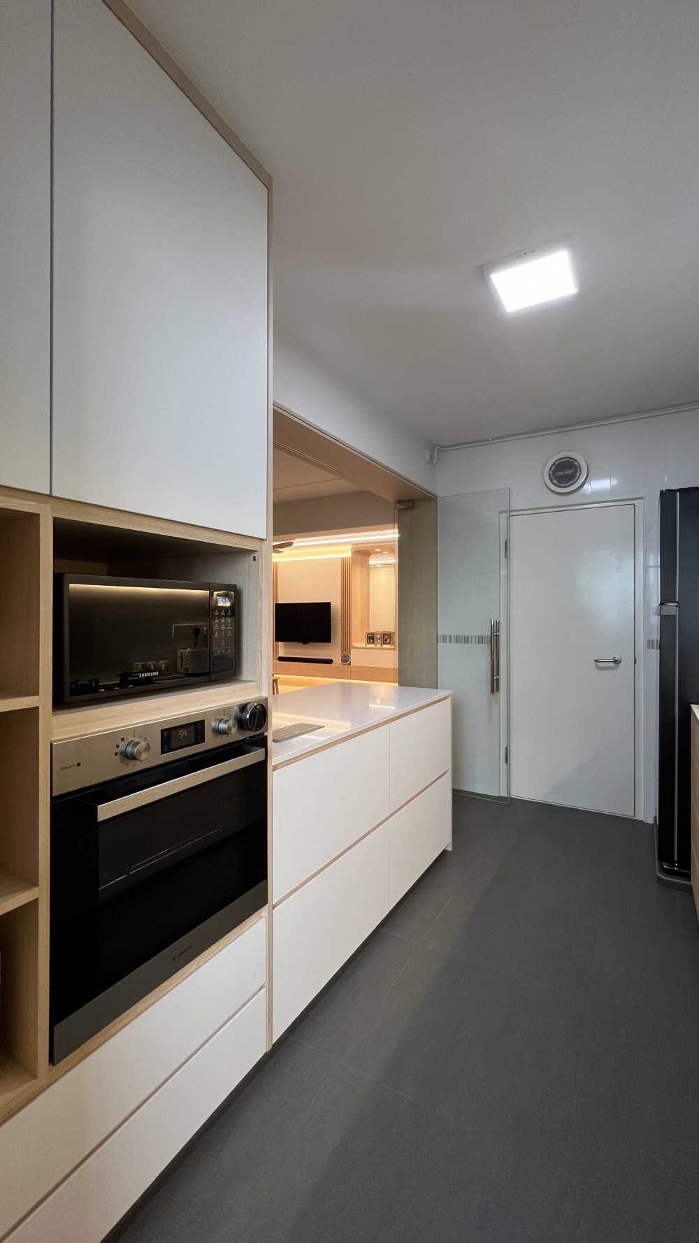 Scandinavian Kitchen with Homogeneous Tiles and Kitchen Island