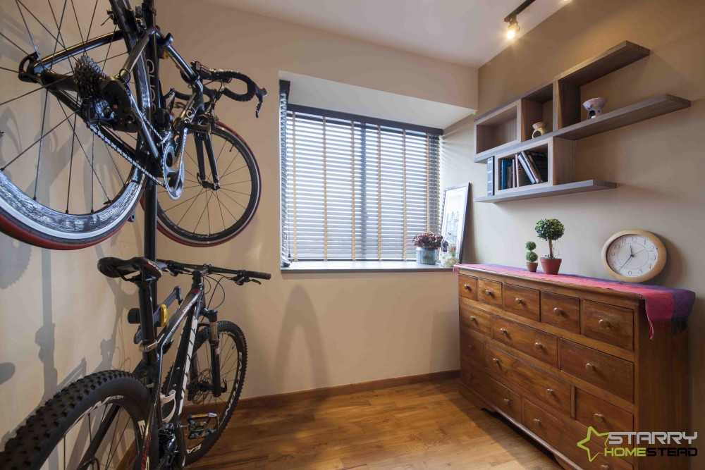 Contemporary Entryway with Small Storage and Bicycle