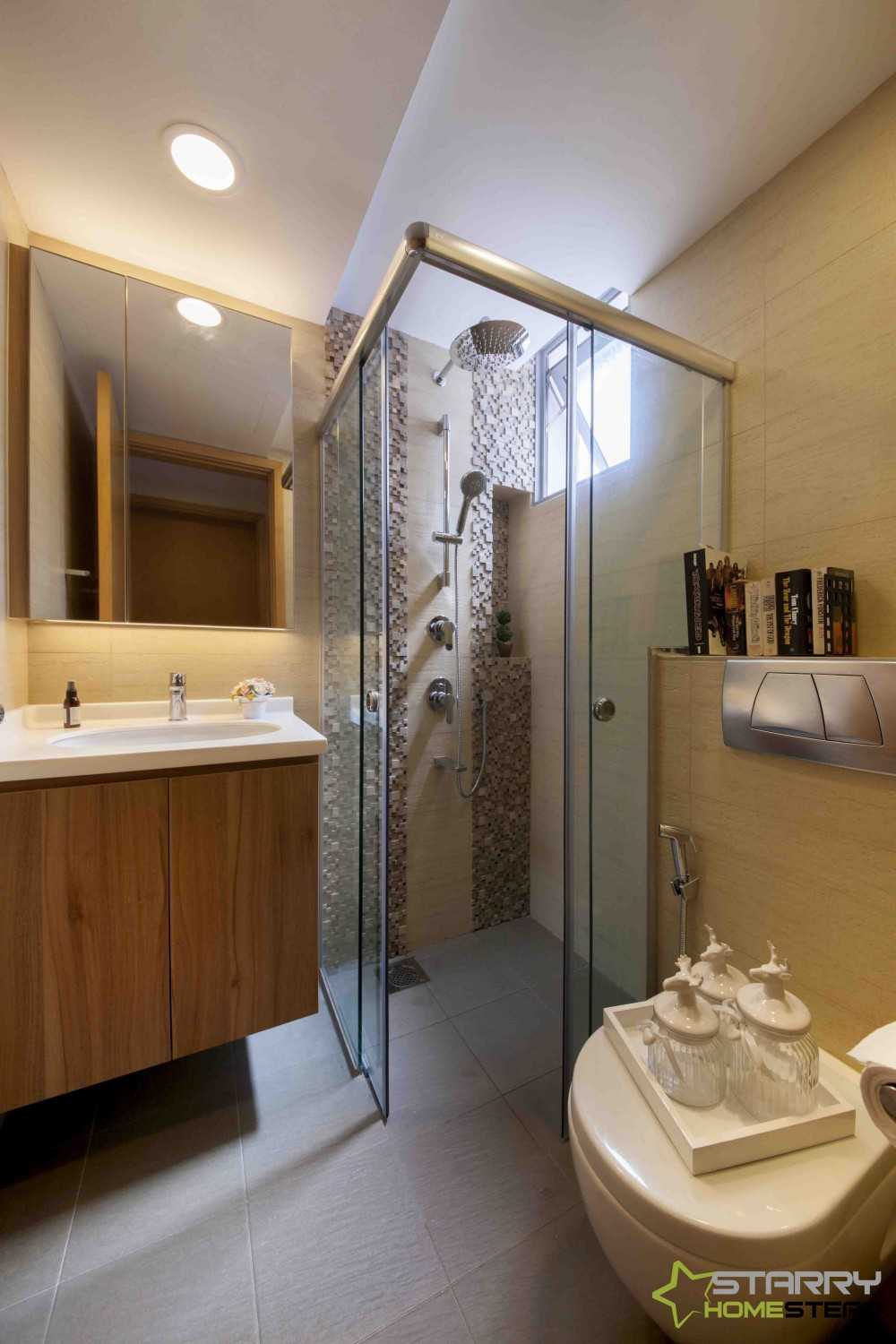 Contemporary Bathroom with Mirror and Vanity Counter