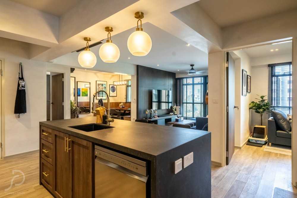 Modern Kitchen with Homogeneous Tiles and Wood Flooring