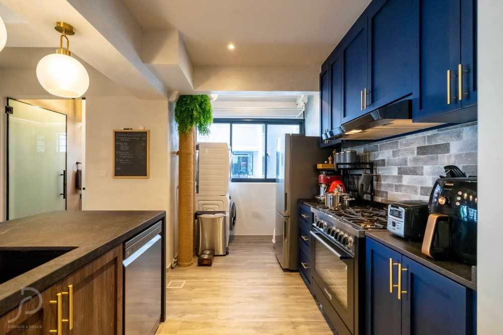 Modern Kitchen with Homogeneous Tiles and Kitchen Window