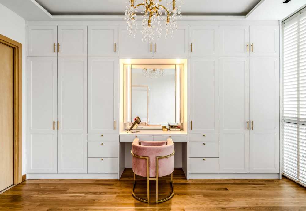 Scandinavian Walk-in Wardrobe with Mirror and Wardrobe