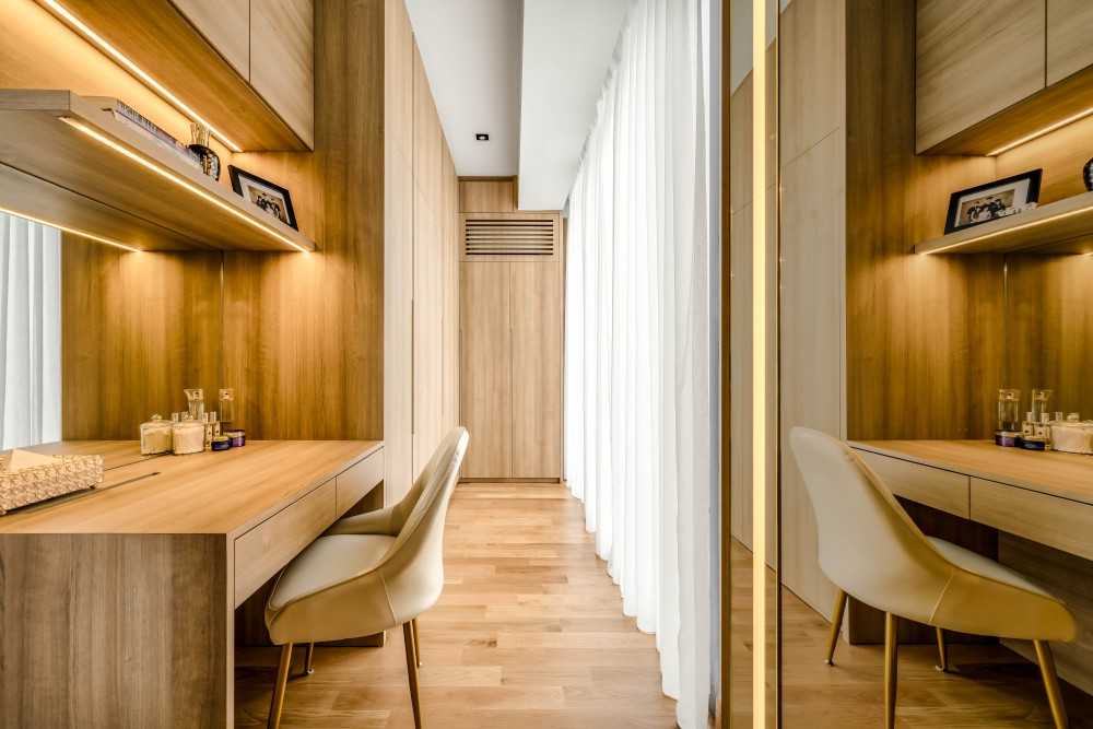 Scandinavian Walk-in Wardrobe with Mirror and Wardrobe