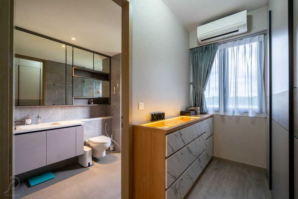 Modern Bathroom with Vinyl Flooring and Marble Floor