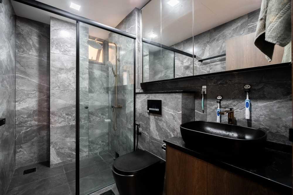 Contemporary Bathroom with Homogeneous Tiles and Mirror