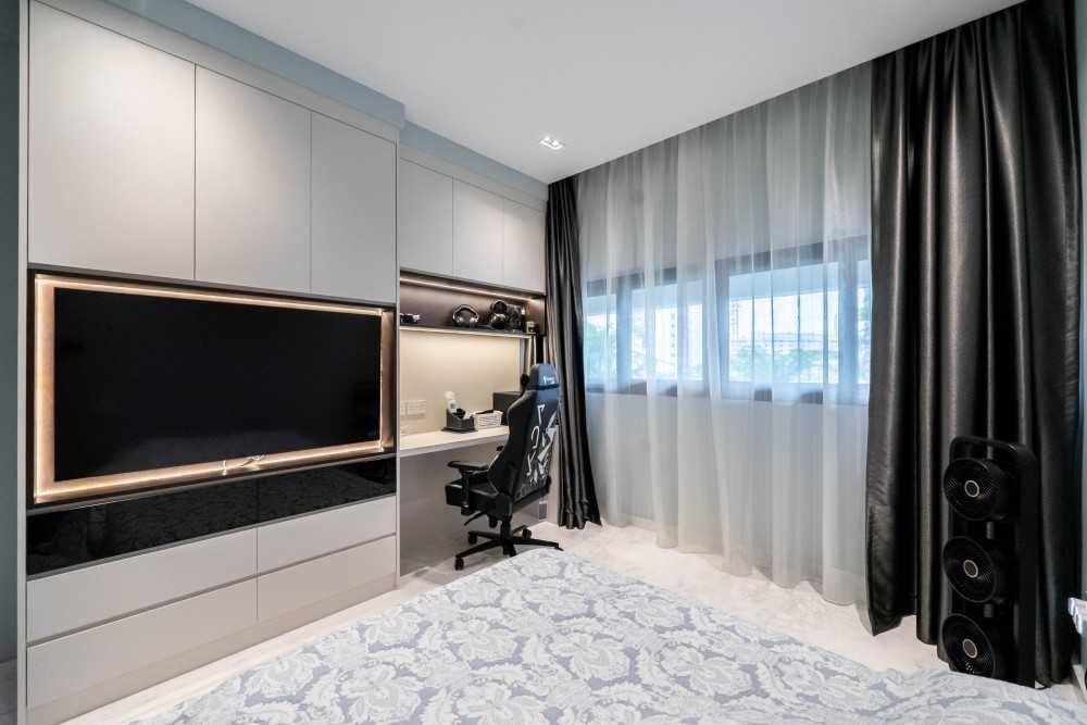 Contemporary Bathroom at Balestier Plaza by Dots 'N' Tots Interior Pte