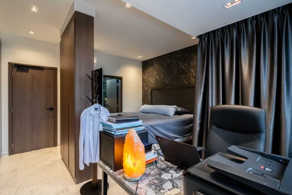 Contemporary Bedroom with Vinyl Flooring and Homogeneous Tiles