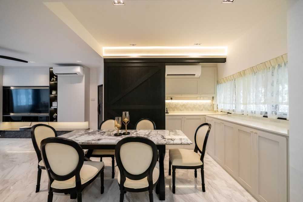 Contemporary Dining Room with Dining Table and Dining Chairs
