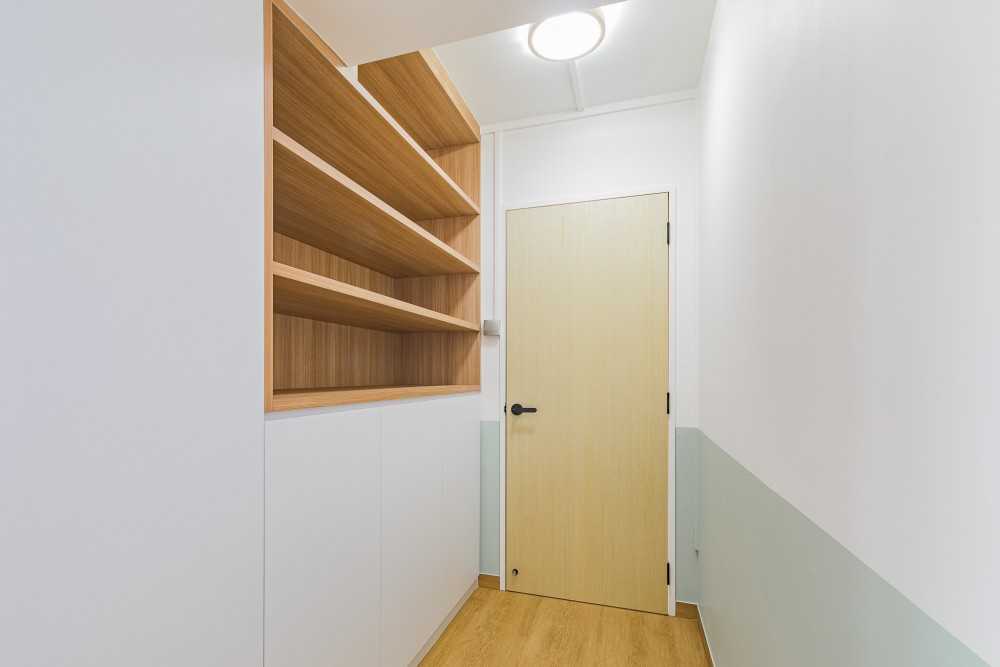 Scandinavian Entryway with Mirror and Seating Bench
