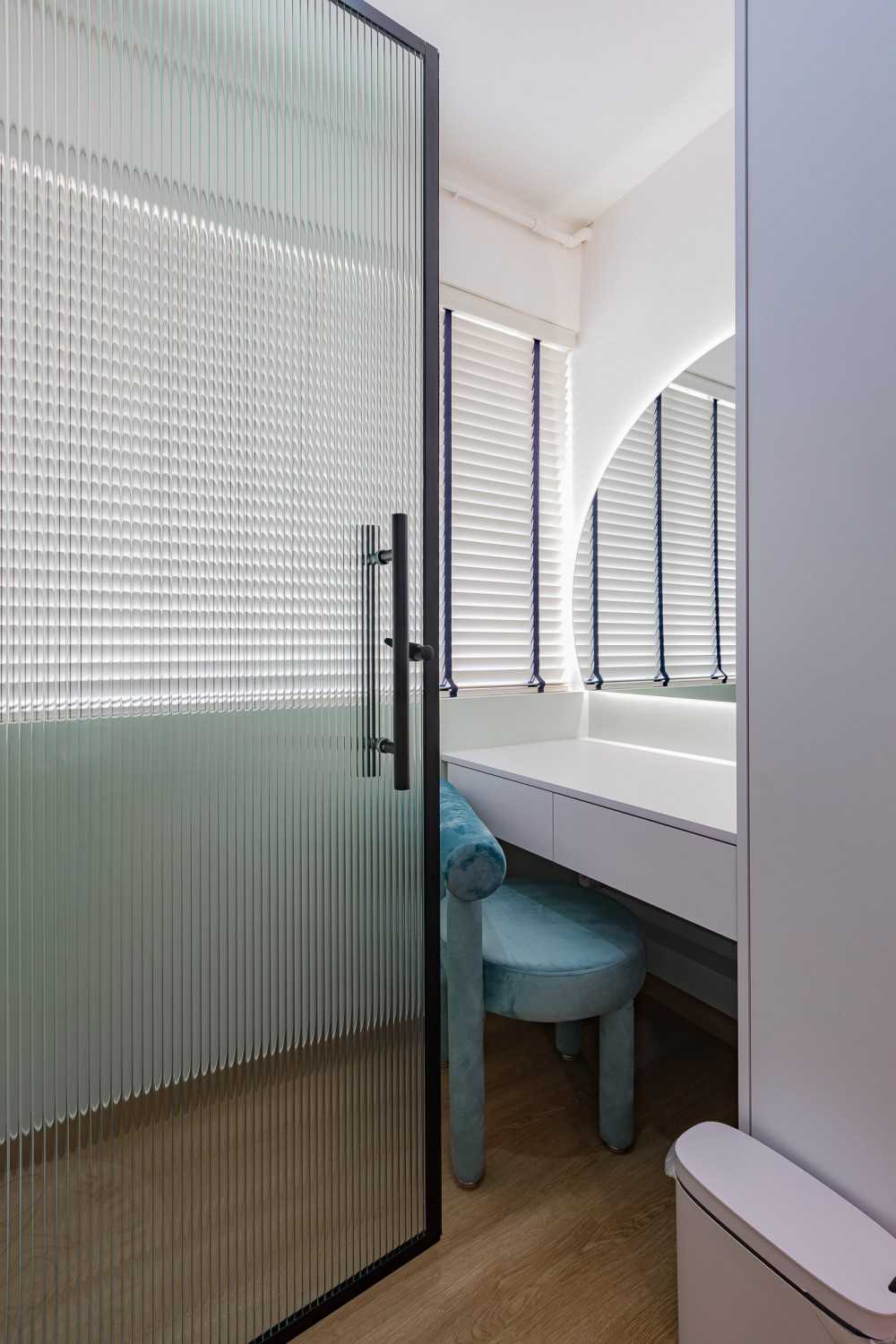 Scandinavian Walk-in Wardrobe with Mirror and Glass Door