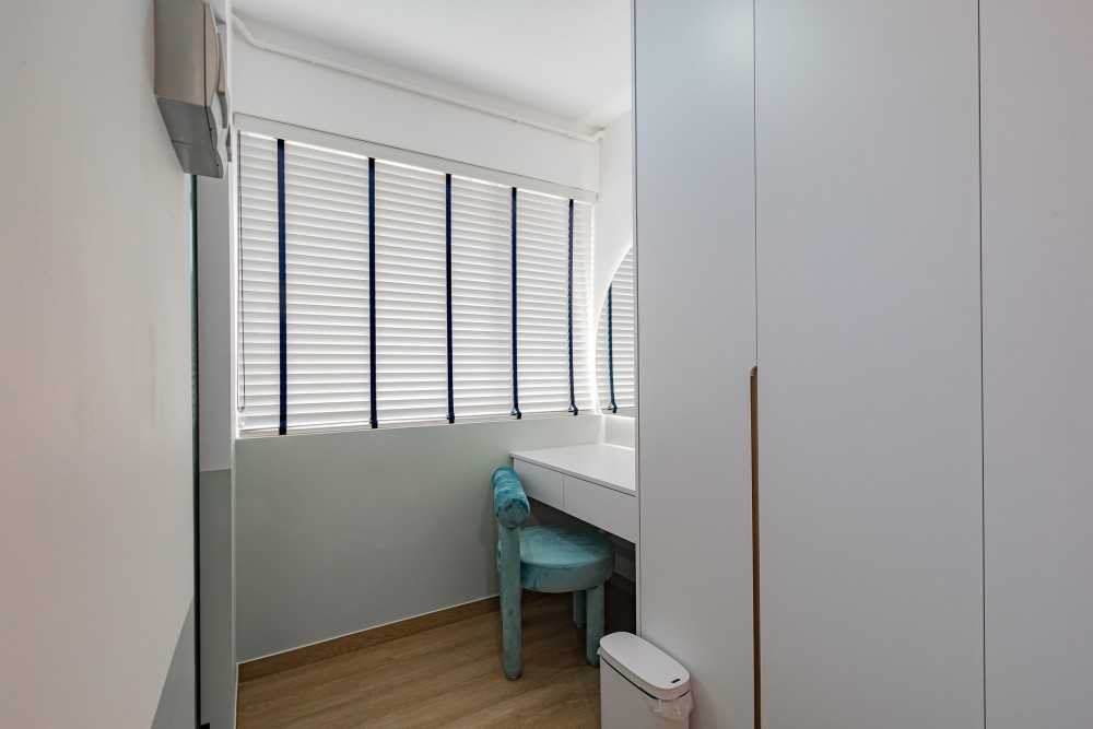 Scandinavian Walk-in Wardrobe with Mirror and Wardrobe