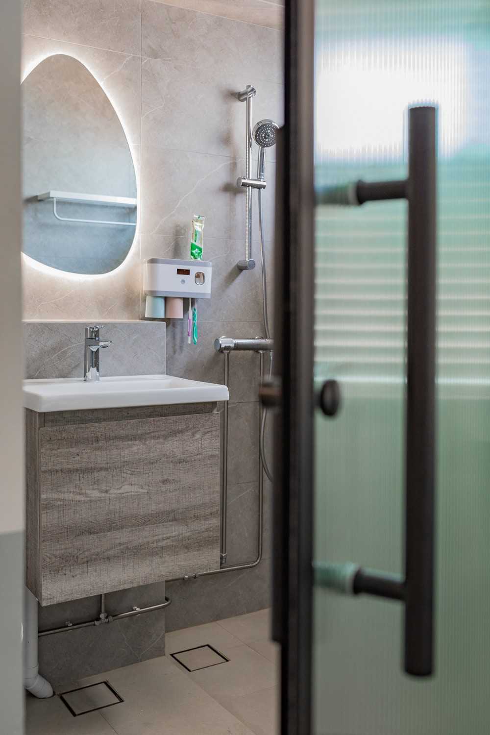 Scandinavian Bathroom with Mirror and Glass Door