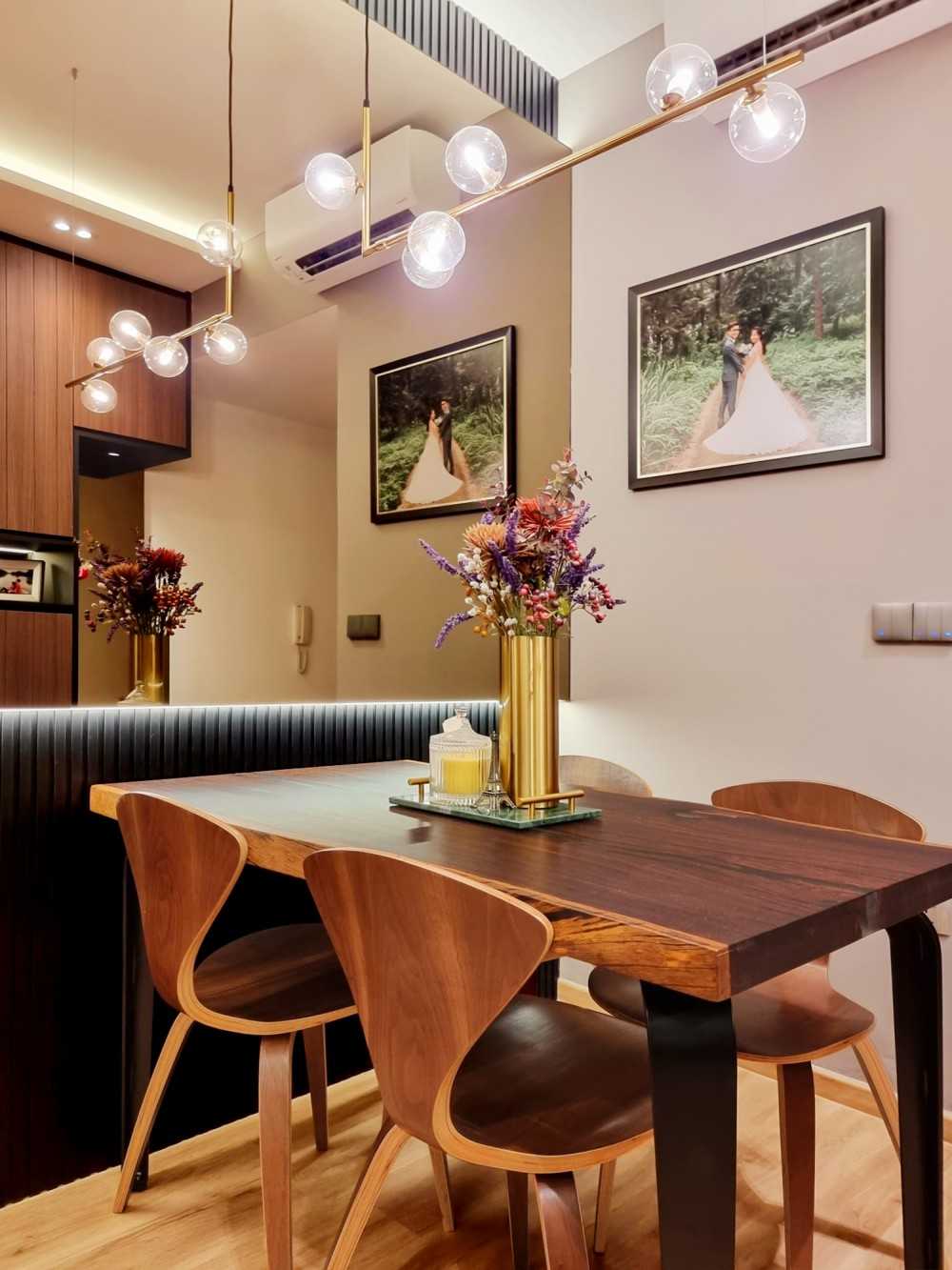 Scandinavian Dining Room with Mirror and Dining Table