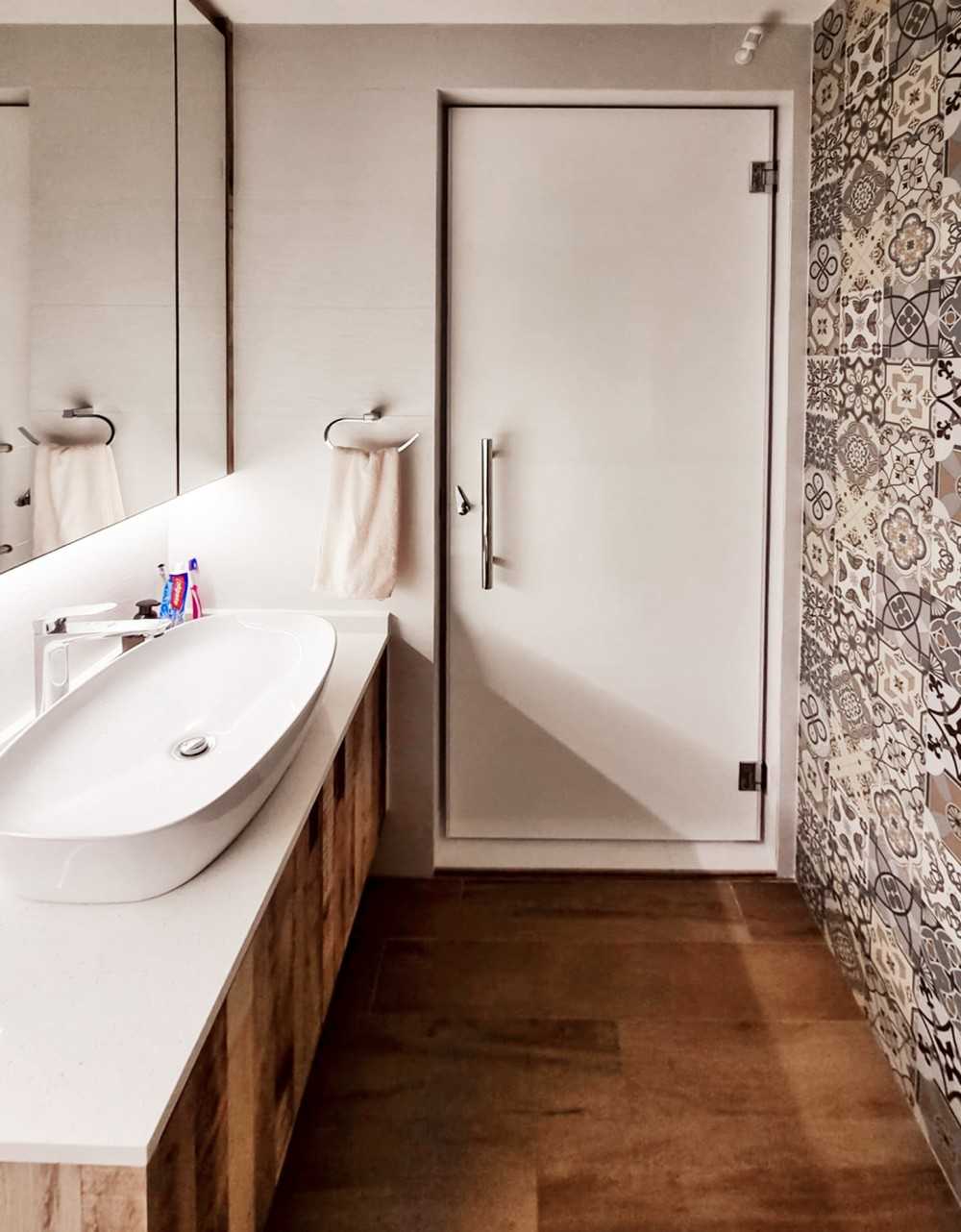 Scandinavian Bathroom with Feature Wall and Mirror