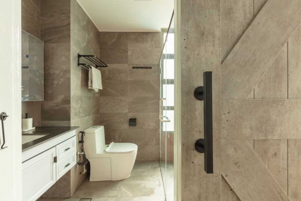 Contemporary Bathroom with Countertop and Mirror