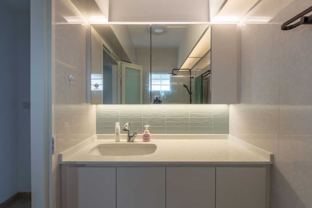 Modern Bathroom with Countertop and Homogeneous Tiles