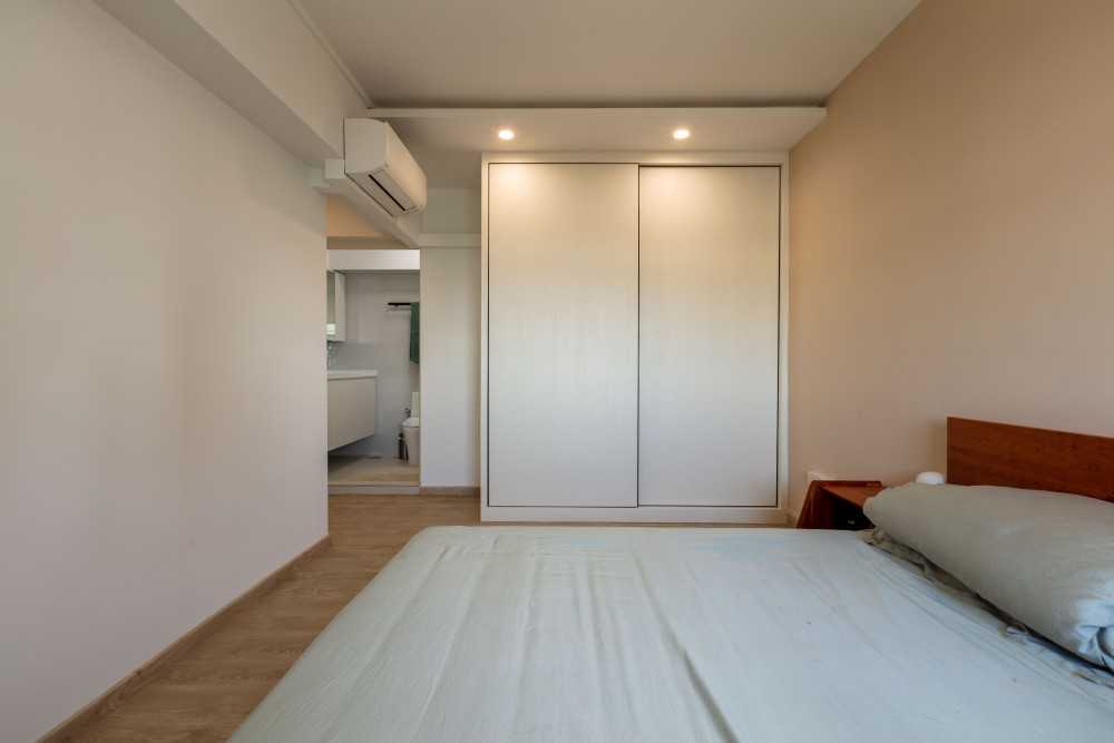 Modern Bedroom with Homogeneous Tiles and Queen Bed