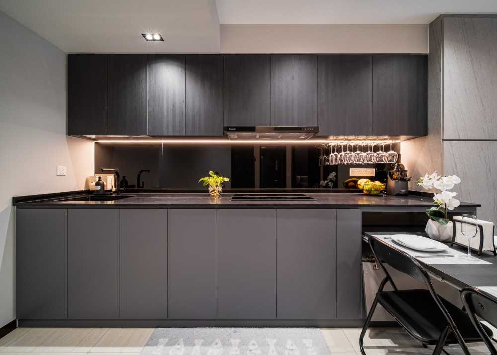 Modern Kitchen with Countertop and Homogeneous Tiles