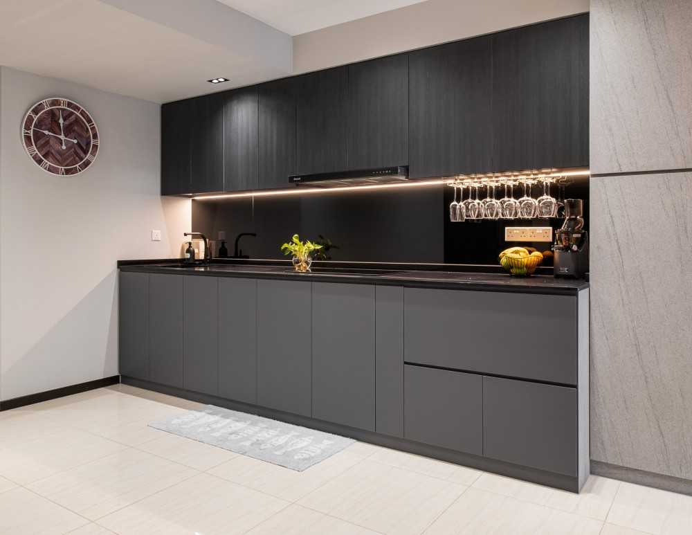 Modern Kitchen with Countertop and Homogeneous Tiles