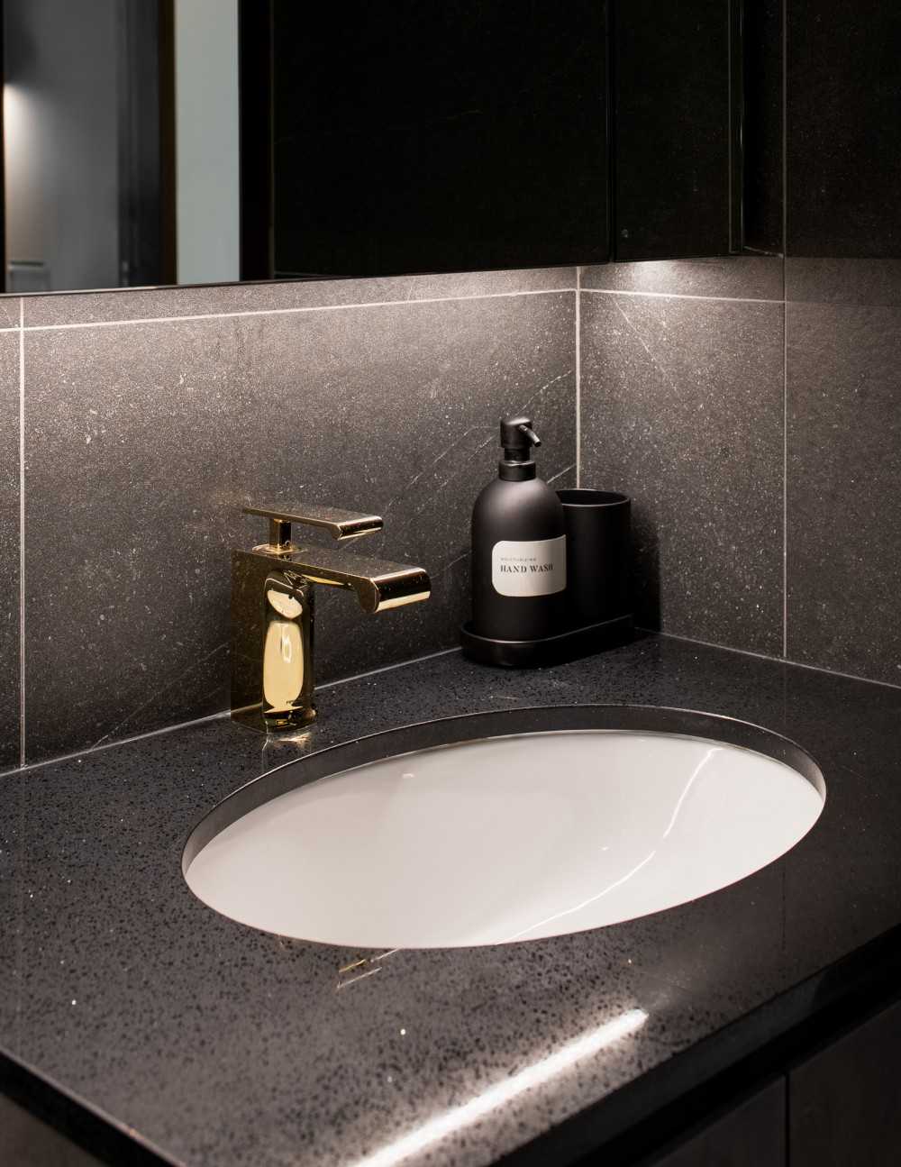 Modern Bathroom with Countertop and Homogeneous Tiles