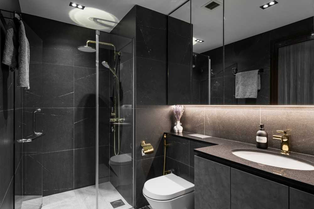 Modern Bathroom with Countertop and Homogeneous Tiles
