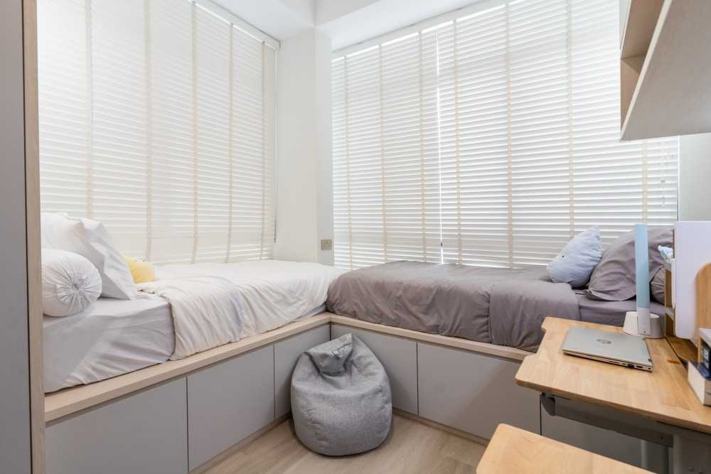 Minimalist Bedroom with Platform Bed and Vinyl Flooring