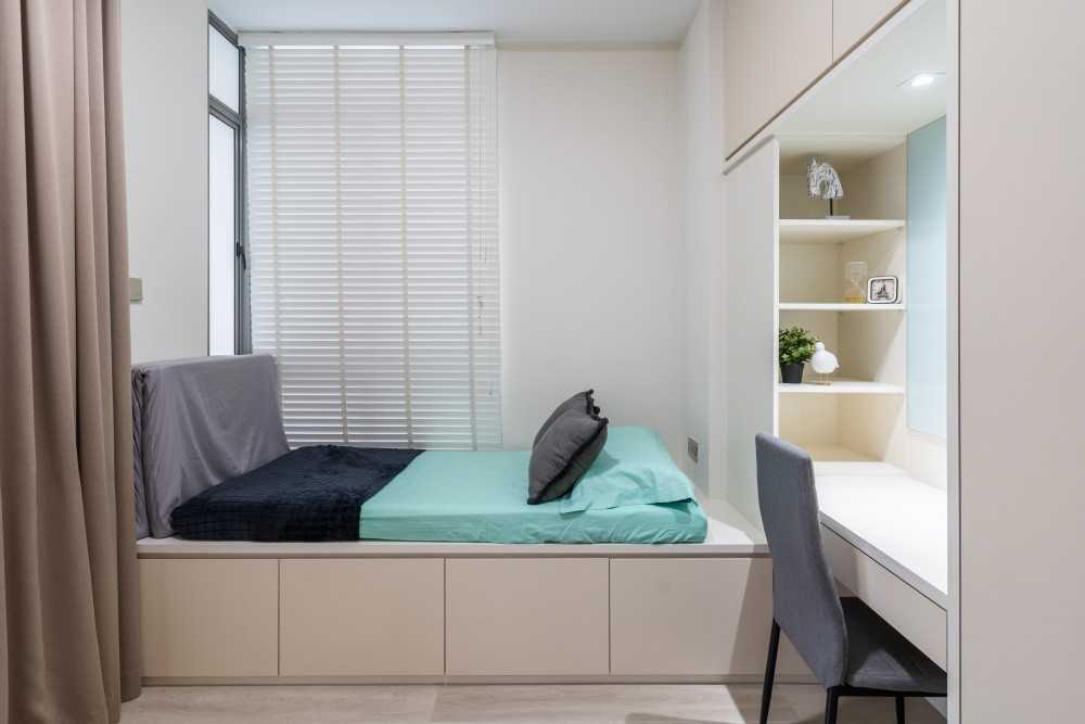 Minimalist Bedroom with Platform Bed and Desk