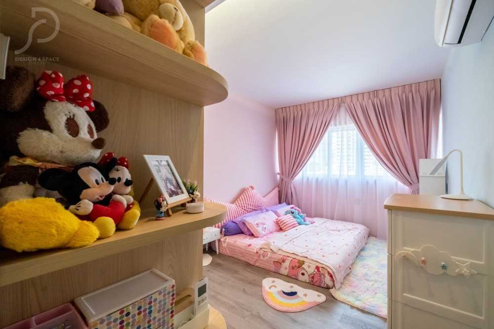 Modern Bedroom with Vinyl Flooring and Homogeneous Tiles