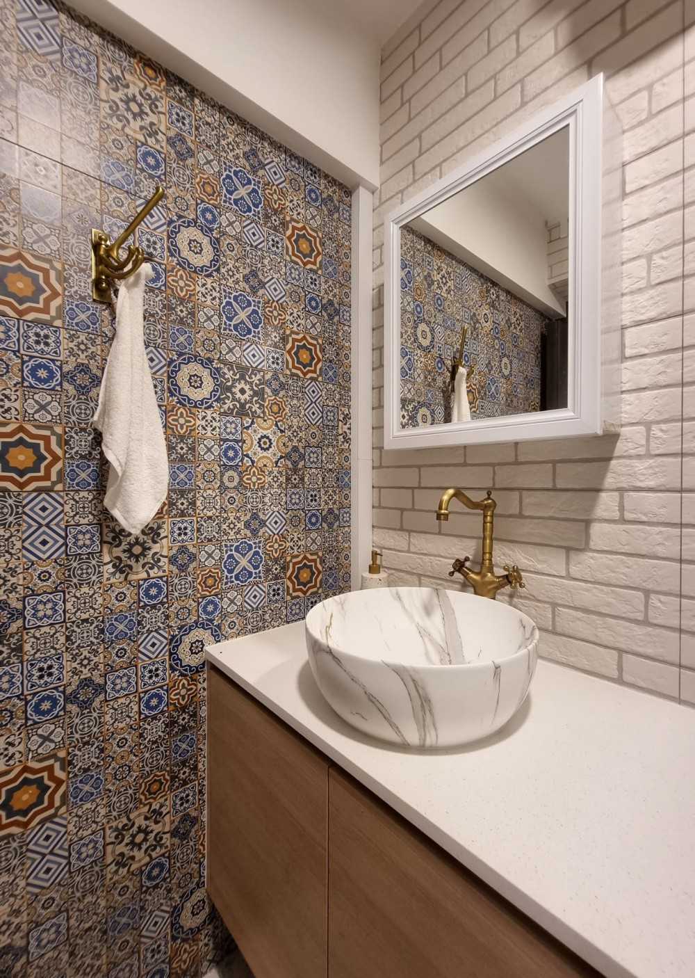 Modern Bathroom with Mirror and Bathroom Storage