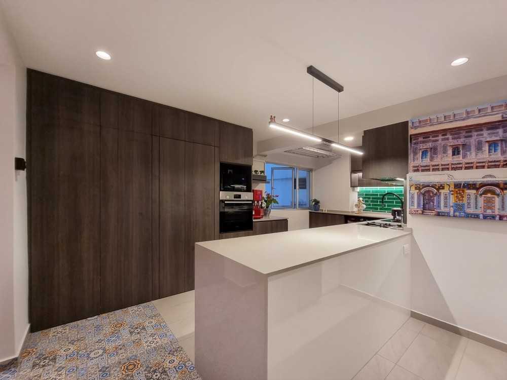 Modern Kitchen with Kitchen Window and Kitchen Accessories