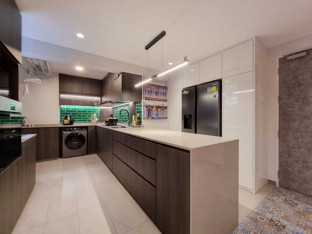Modern Kitchen with Kitchen Window and Kitchen Accessories