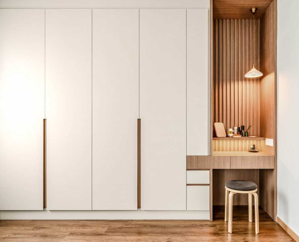 Scandinavian Walk-in Wardrobe with Mirror and Wardrobe