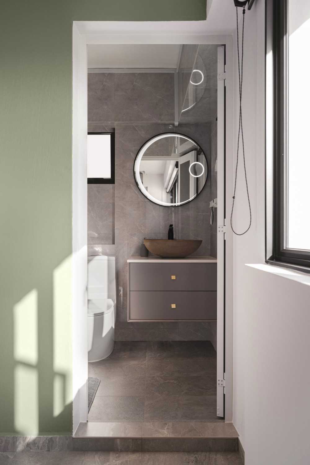 Modern Bathroom with Mirror and Small Storage